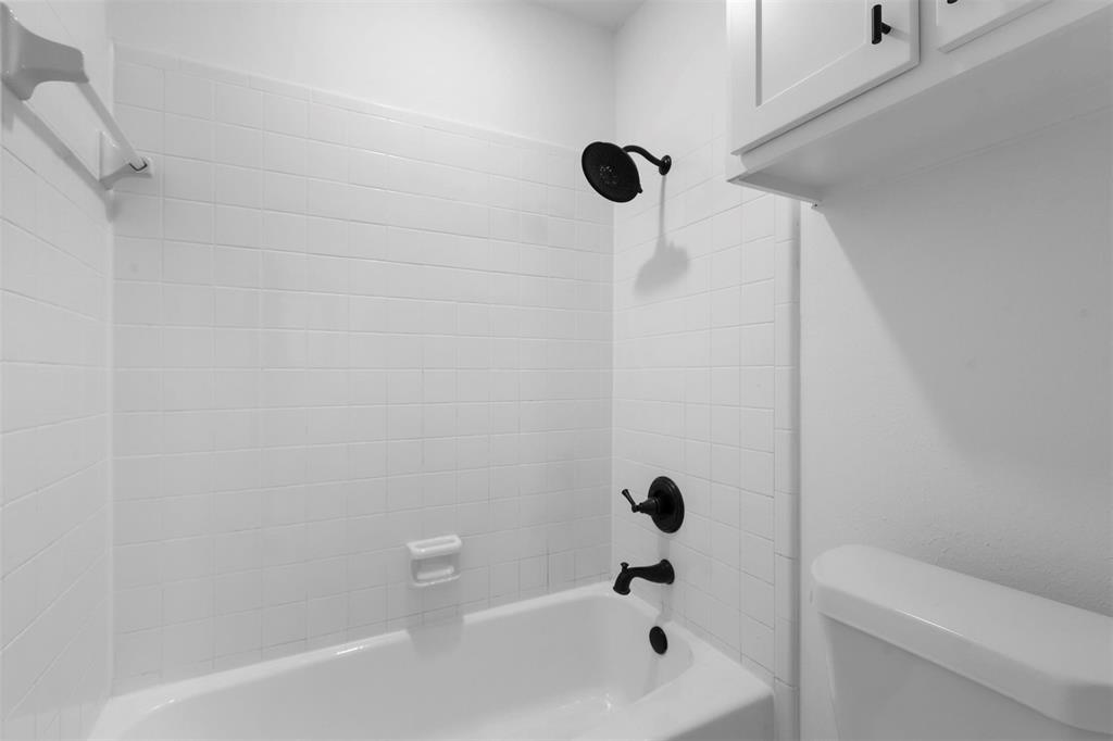 5204 Partridge Road Fort Worth, TX 76132 - Photo 27 of 34 3rd full bathroom with separate bath area