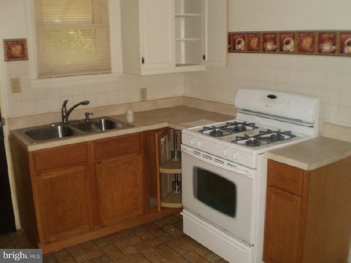 1616 Fayette Avenue Reading, PA 19607 - Photo 4 of 12