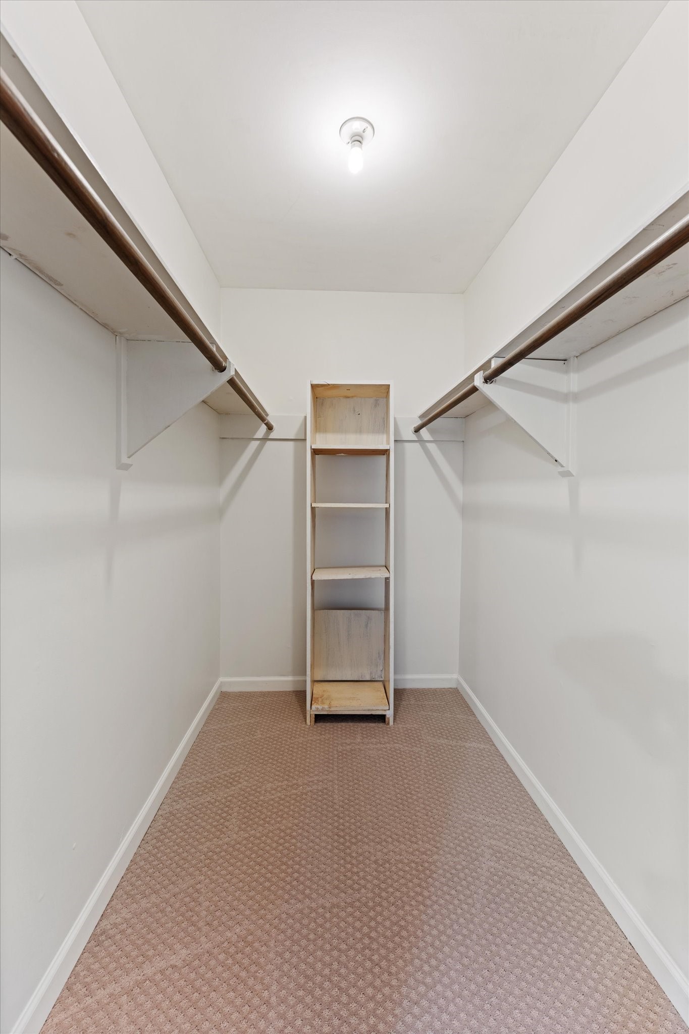 983 West Donovan Street Houston, TX 77091 - Photo 20 of 46 Primary Bedroom 2nd Walk In Closet