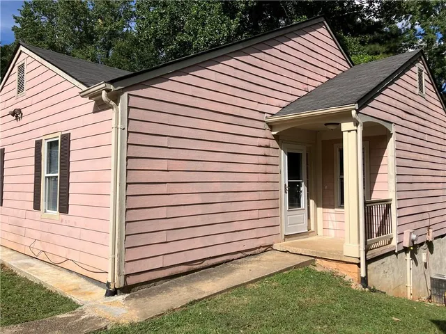 a view of a house with backyard