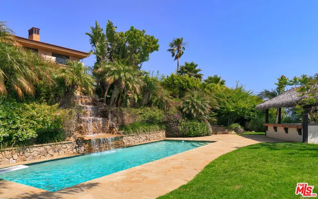 a view of a yard with a fountain