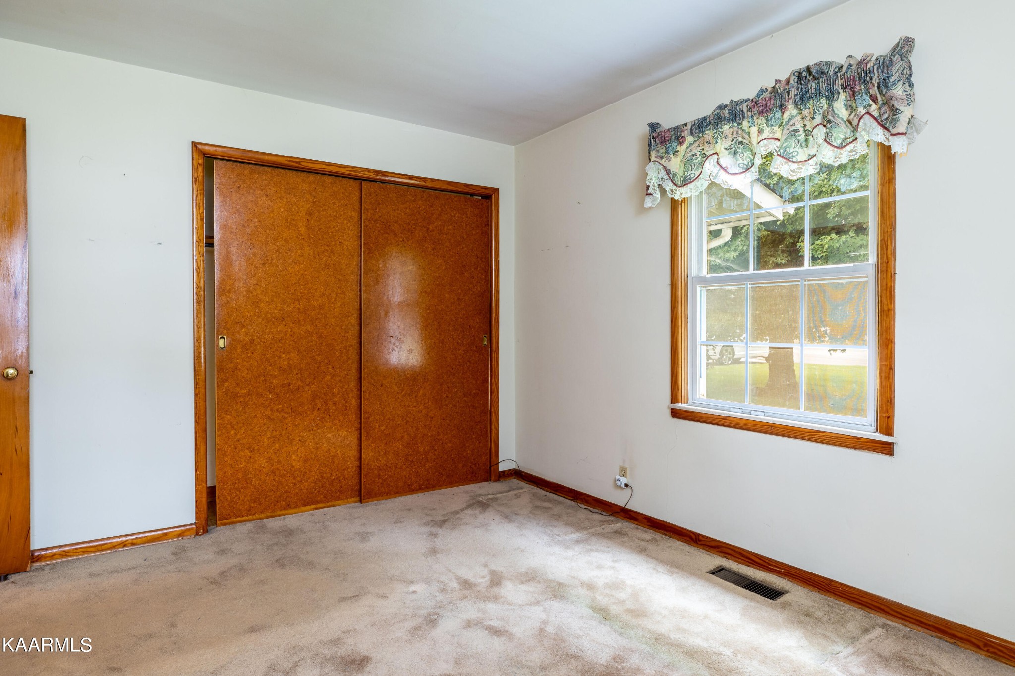 7612 Gill Road Powell, TN 37849 - Photo 8 of 14 an empty room with a window