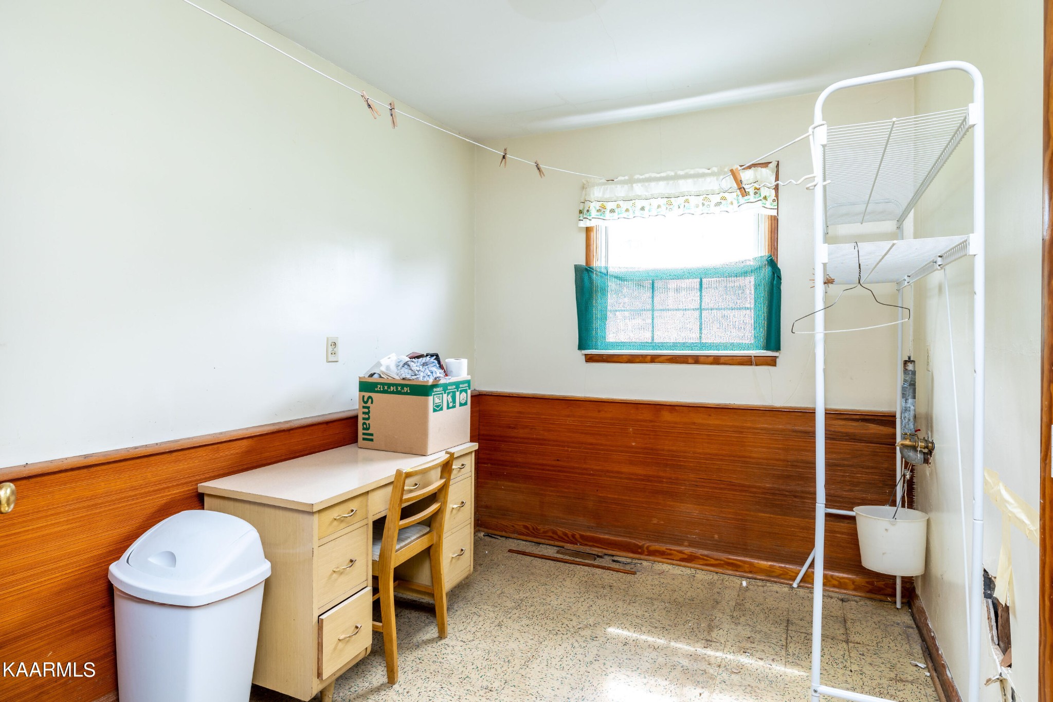 7612 Gill Road Powell, TN 37849 - Photo 10 of 14 a room with table and window