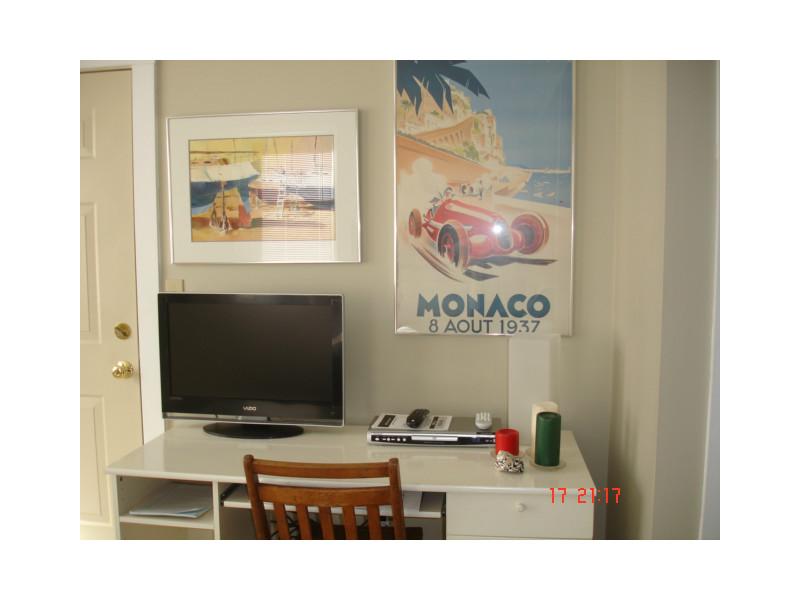 24 Peary Street, Unit C Newport, RI 02840 - Photo 7 of 17 Living Room.