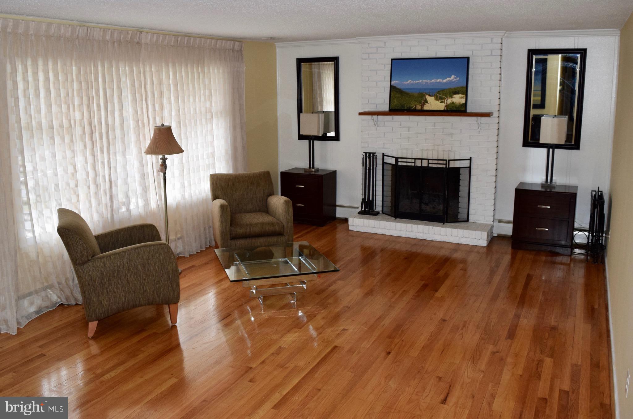 116 Warren Road Cockeysville, MD 21030 - Photo 2 of 17 Living Room