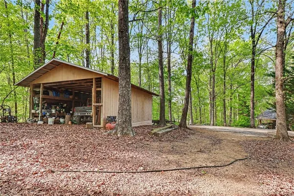 a view of a house with backyard