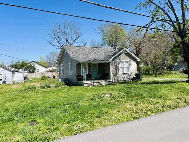 a view of a house with backyard