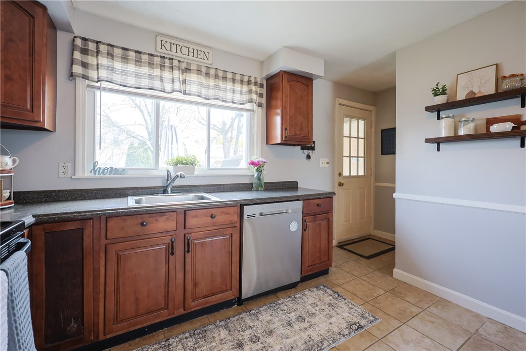 35 Maplecrest Drive Pawtucket, RI 02861 - Photo 10 of 19