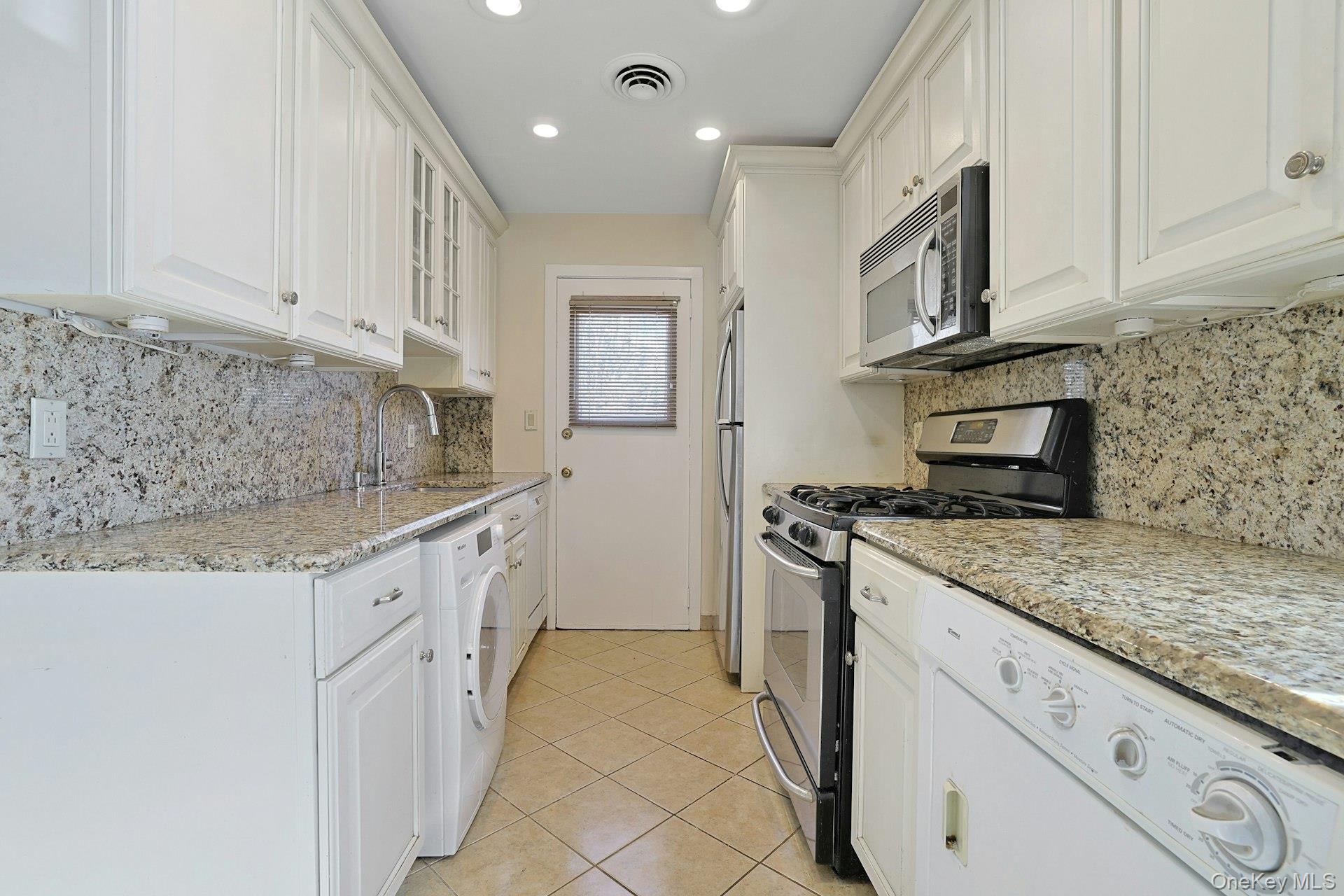 32 Lambert Lane New Rochelle, NY 10804 - Photo 12 of 27