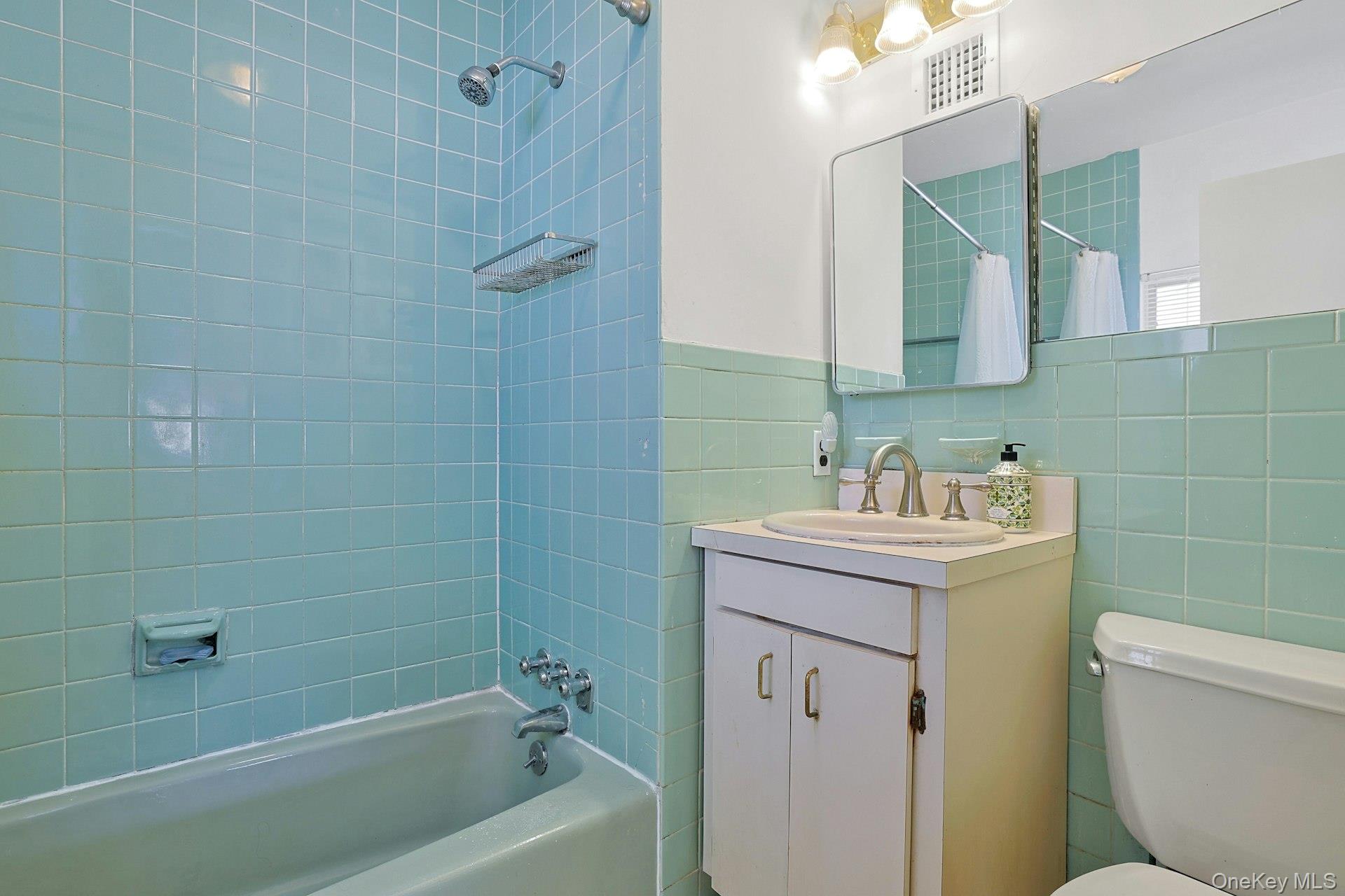 32 Lambert Lane New Rochelle, NY 10804 - Photo 18 of 27 primary bath