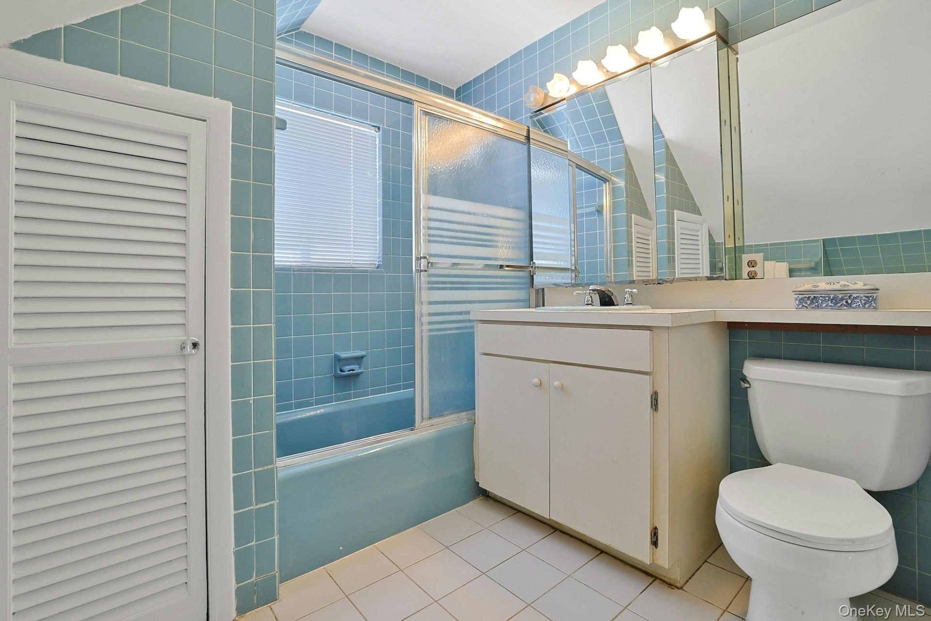32 Lambert Lane New Rochelle, NY 10804 - Photo 22 of 27 Second floor hall bath