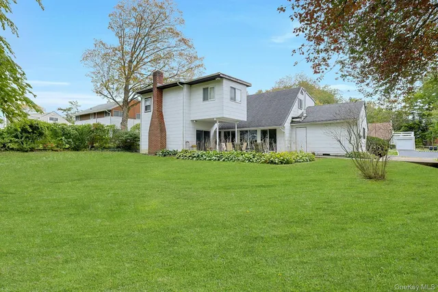 a picture of a wall with a white wall and a white wall