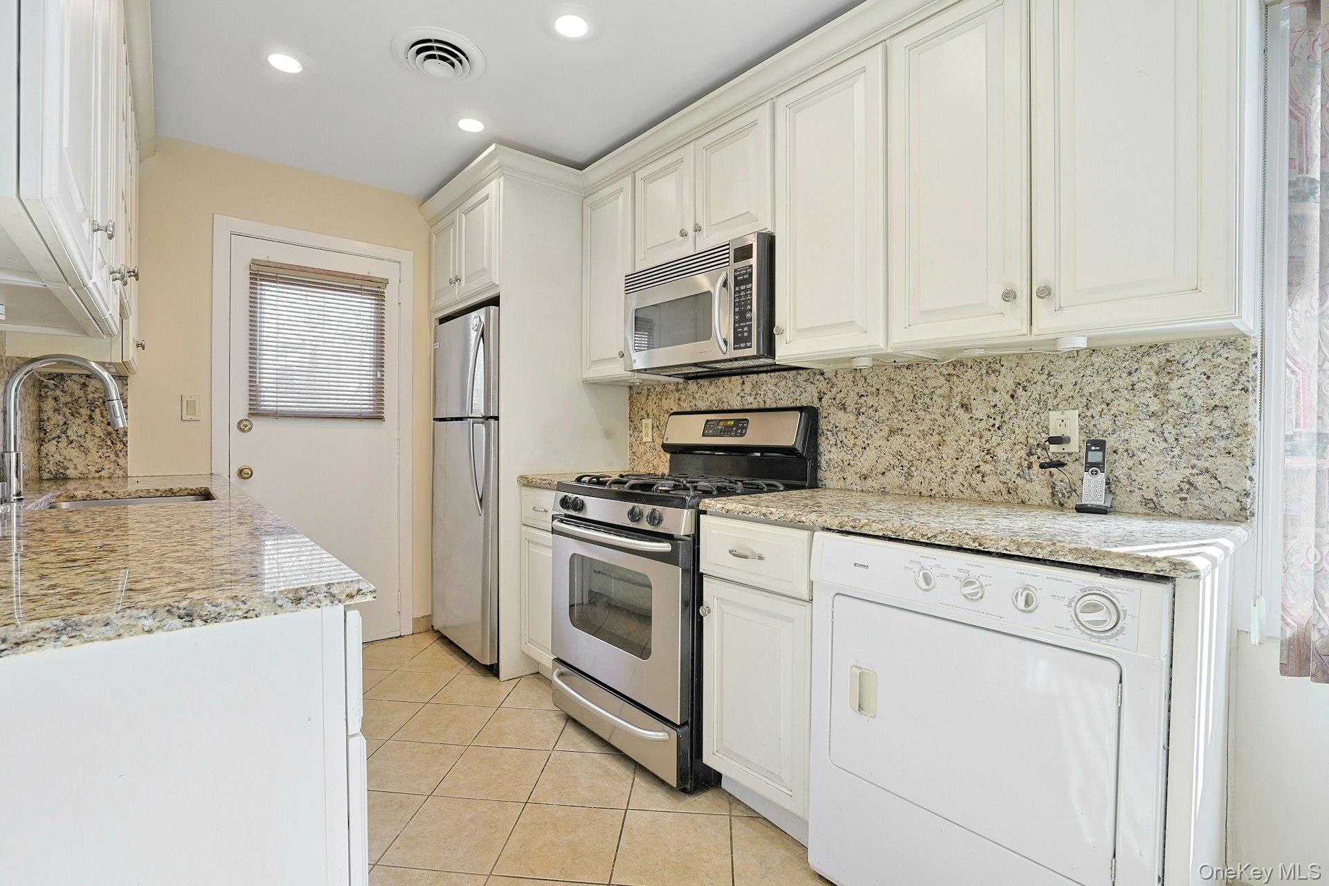 32 Lambert Lane New Rochelle, NY 10804 - Photo 10 of 27