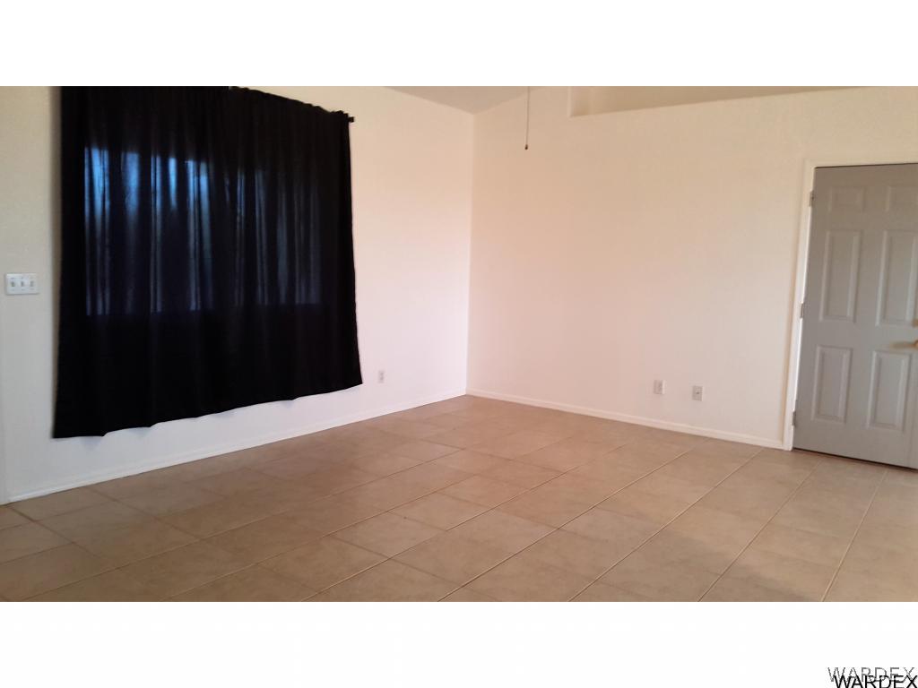 5570 Tonto Road Golden Valley, AZ 86413 - Photo 3 of 27 Living room