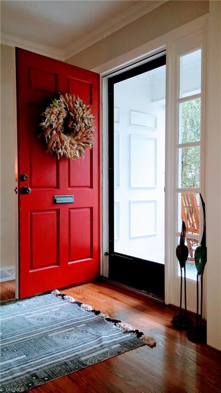 955 Nottingham Road High Point, NC 27262 - Photo 4 of 30 Large, Bright Foyer