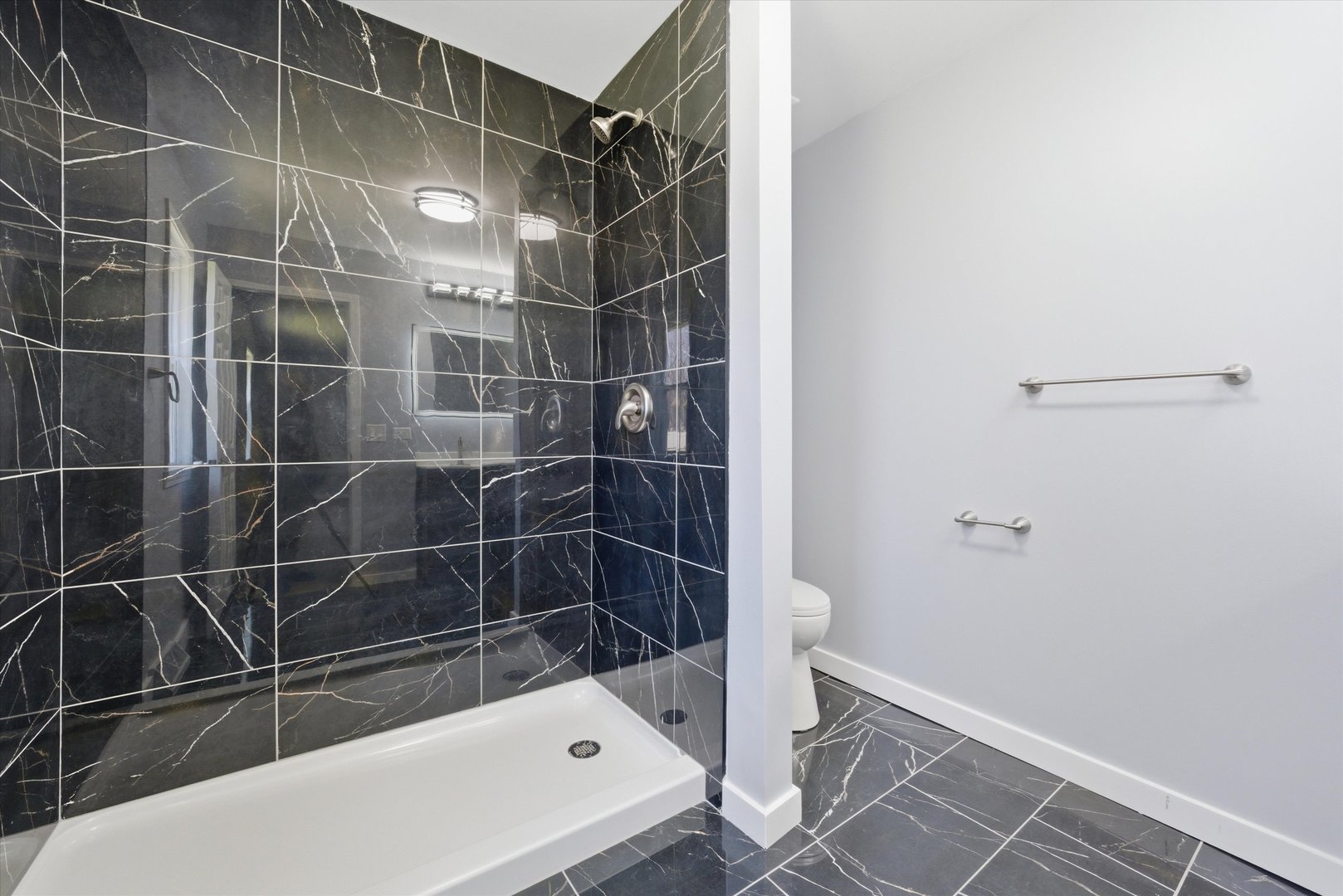 518 Apollo Drive Joliet, IL 60435 - Photo 16 of 25 a bathroom with a bathtub