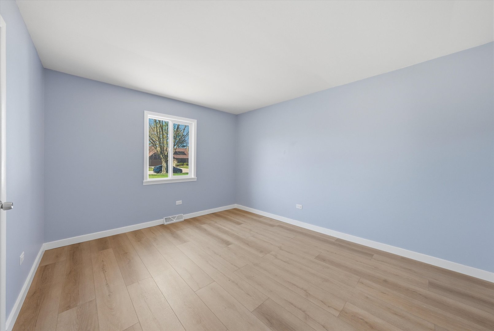 518 Apollo Drive Joliet, IL 60435 - Photo 21 of 25 an empty room with a window