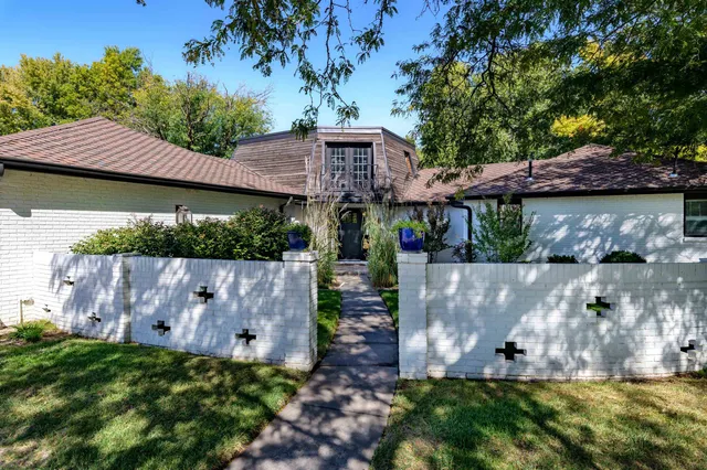 $380,000 | 302 Kisiwa Parkway, Hutchinson, KS 67502