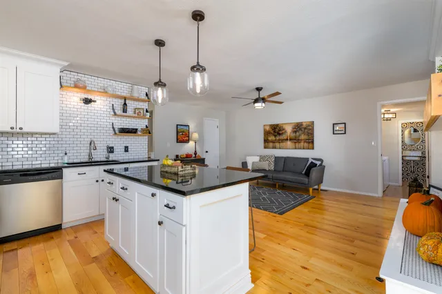 $380,000 | 302 Kisiwa Parkway, Hutchinson, KS 67502