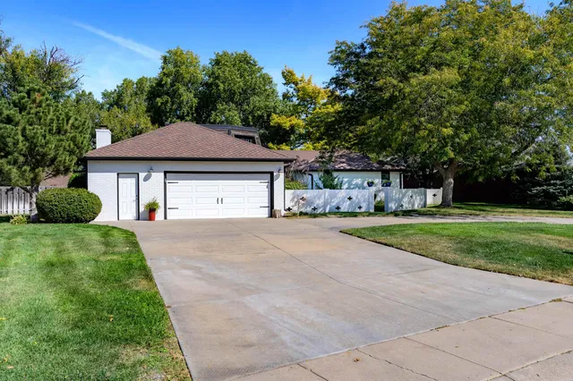 $380,000 | 302 Kisiwa Parkway, Hutchinson, KS 67502