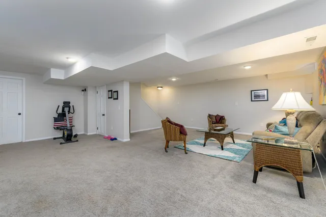 $380,000 | 302 Kisiwa Parkway, Hutchinson, KS 67502