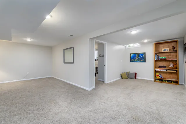 $380,000 | 302 Kisiwa Parkway, Hutchinson, KS 67502