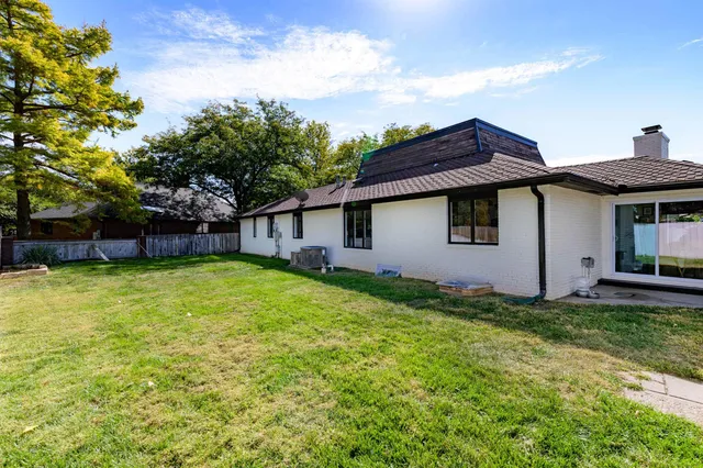 $380,000 | 302 Kisiwa Parkway, Hutchinson, KS 67502