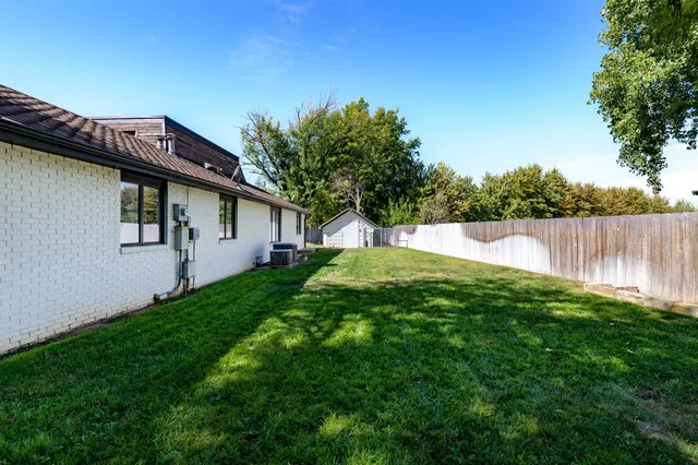 $380,000 | 302 Kisiwa Parkway, Hutchinson, KS 67502