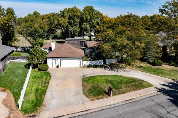 $380,000 | 302 Kisiwa Parkway, Hutchinson, KS 67502