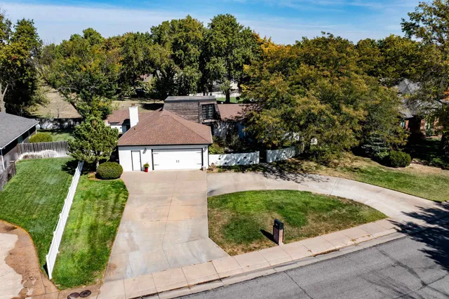 $380,000 | 302 Kisiwa Parkway, Hutchinson, KS 67502