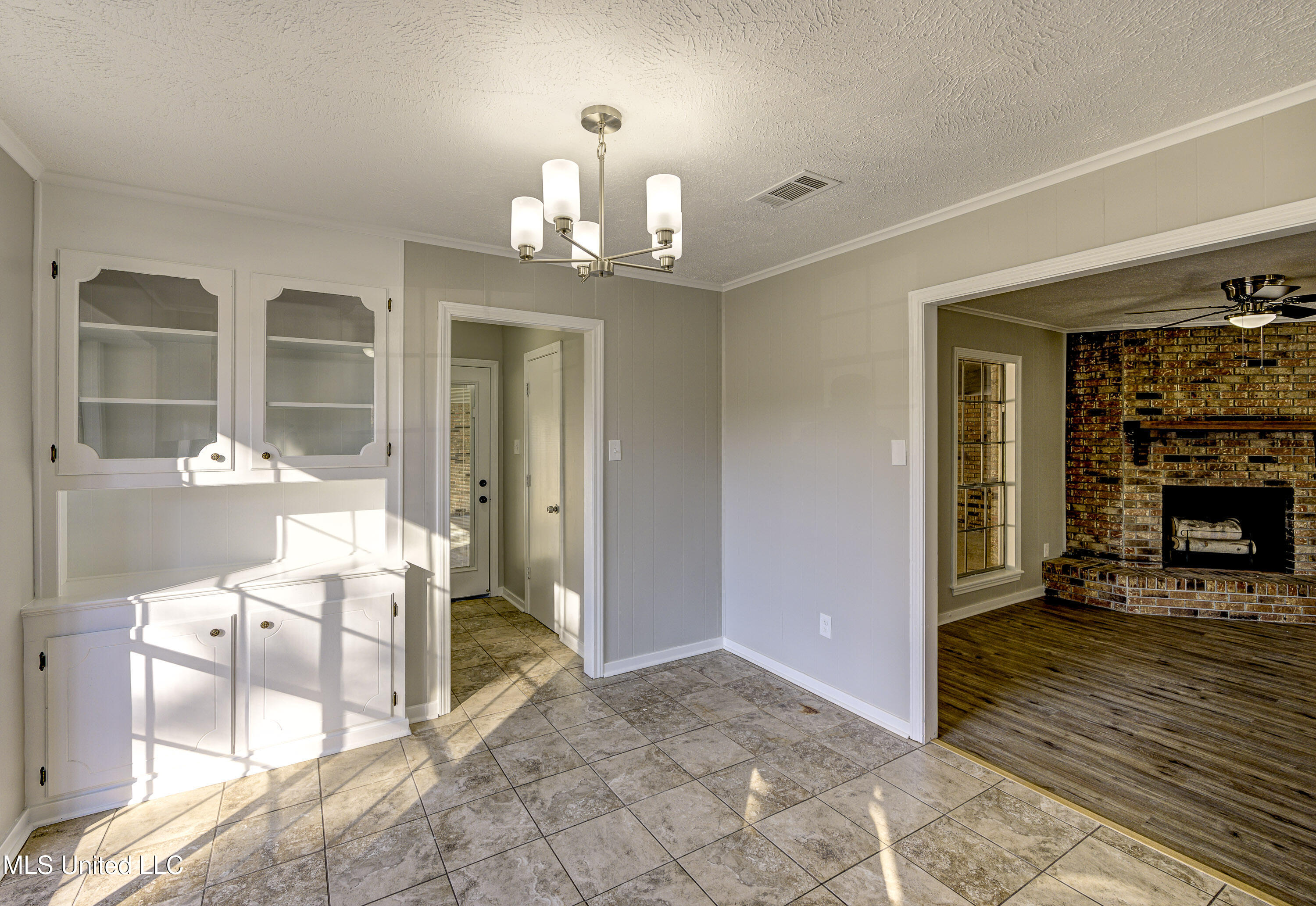 431 Ridgewood Street Vicksburg, MS 39180 - Photo 12 of 41 Kitchen Breakfast Nook 2