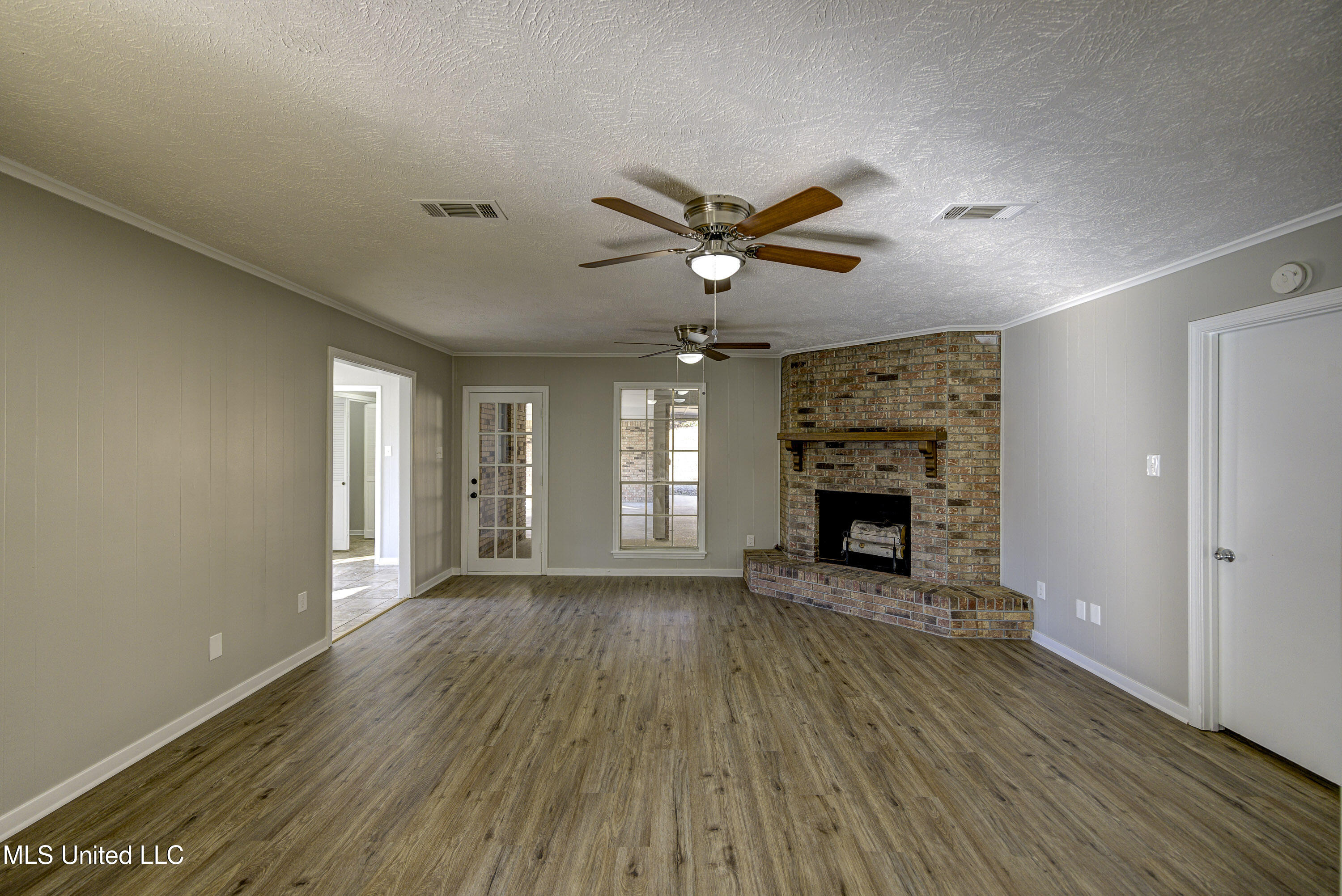 431 Ridgewood Street Vicksburg, MS 39180 - Photo 15 of 41 Large Living Room 1
