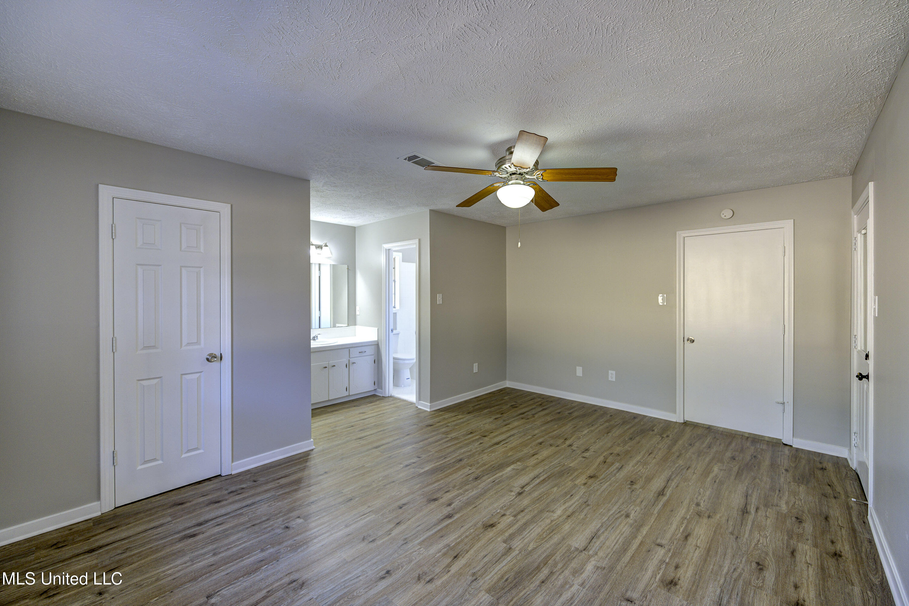 431 Ridgewood Street Vicksburg, MS 39180 - Photo 23 of 41 Primary Bedroom 2 and Ensuite Bath