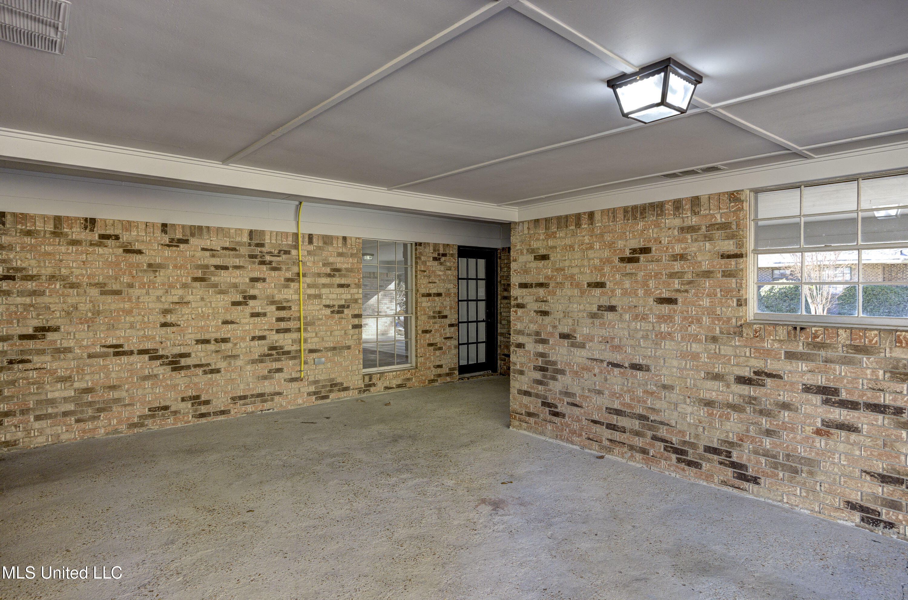431 Ridgewood Street Vicksburg, MS 39180 - Photo 39 of 41 Covered Patio 2