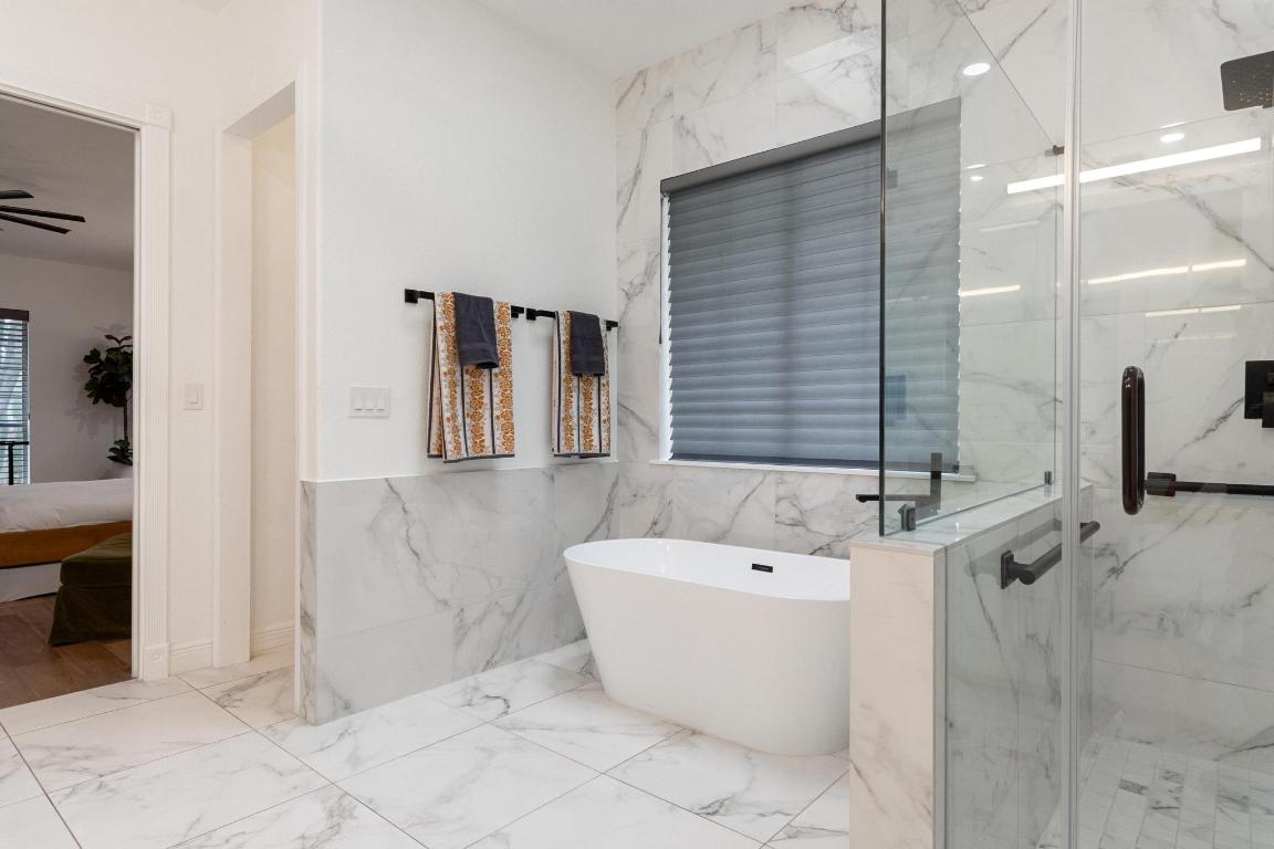 346 The Oaks Boulevard Elgin, TX 78621 - Photo 17 of 39 a bathroom with a bathtub and shower