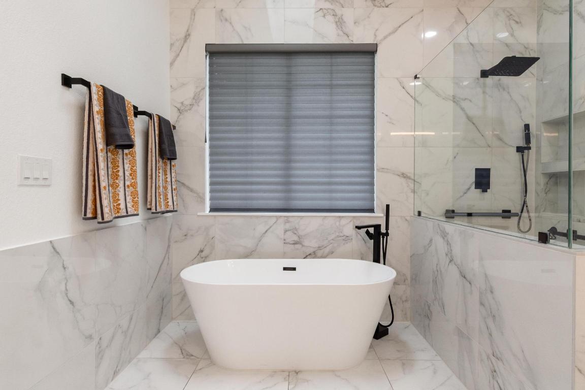 346 The Oaks Boulevard Elgin, TX 78621 - Photo 18 of 39 a bathroom with a bathtub and shower