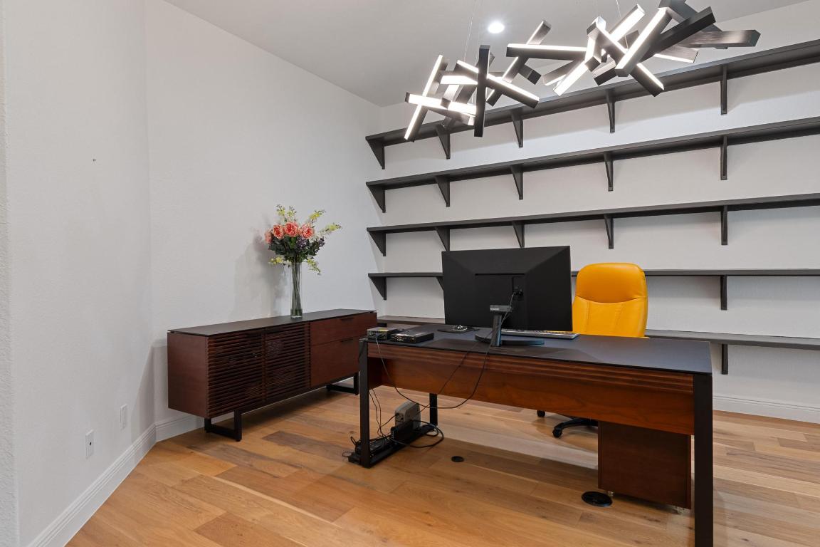 346 The Oaks Boulevard Elgin, TX 78621 - Photo 24 of 39 a workspace with a desk chair and painted walls