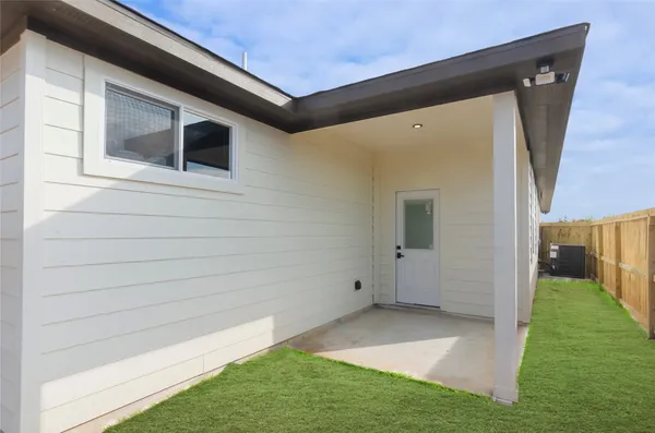 a view of house with backyard