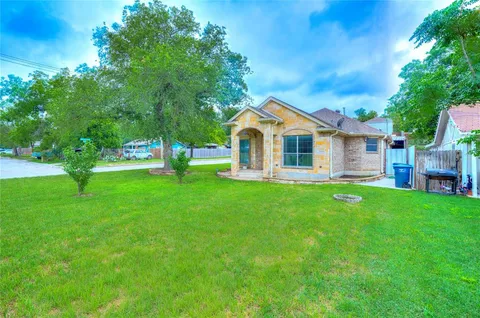 a view of a house with a backyard