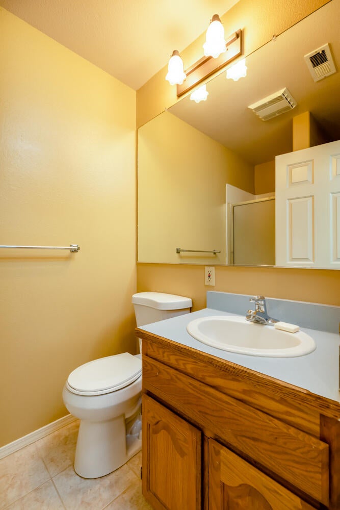 8906 Rockinghorse Lane Klamath Falls, OR 97603 - Photo 21 of 32 Guest Bathroom