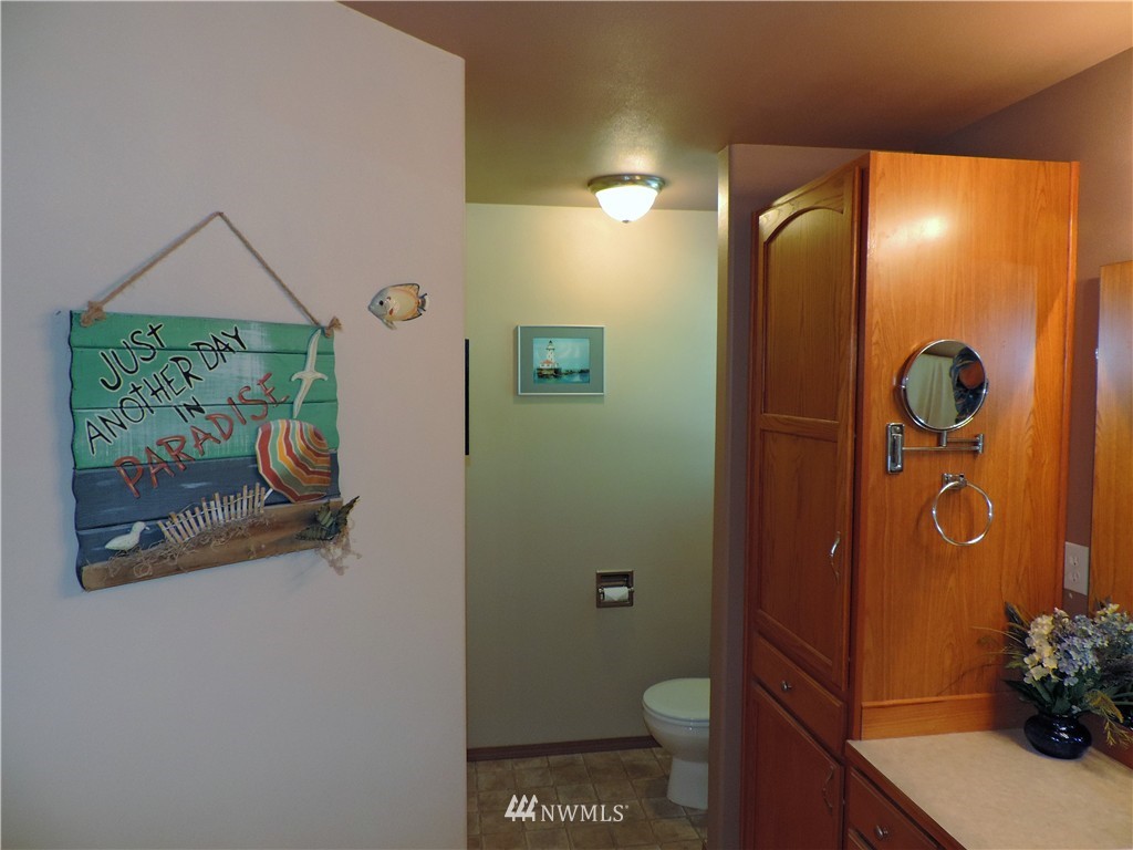 107 Hillcrest Road Chehalis, WA 98532 - Photo 14 of 25 a bathroom with a sink mirror vanity and toilet