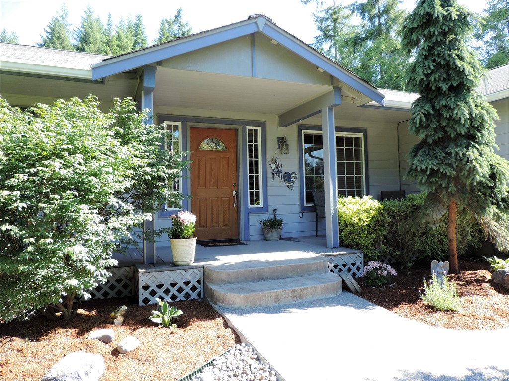107 Hillcrest Road Chehalis, WA 98532 - Photo 3 of 25 a front view of a house with a yard