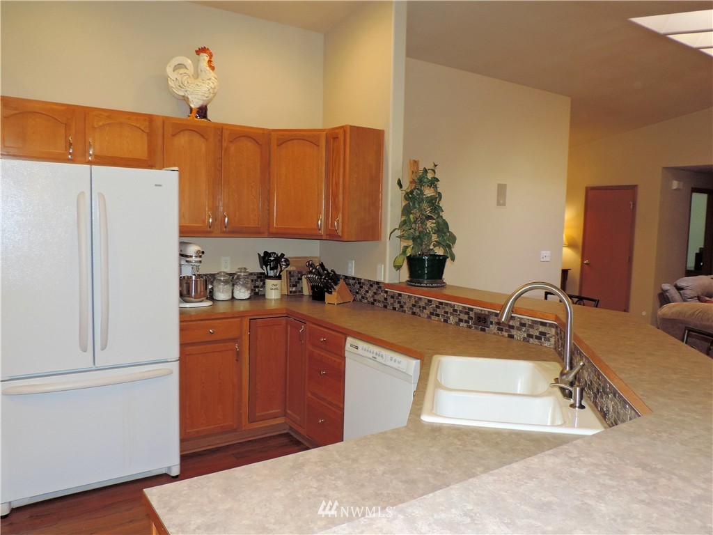 107 Hillcrest Road Chehalis, WA 98532 - Photo 9 of 25 a kitchen with stainless steel appliances granite countertop a refrigerator and a sink
