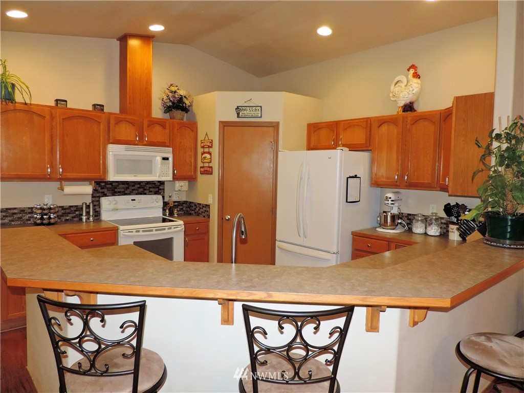 107 Hillcrest Road Chehalis, WA 98532 - Photo 10 of 25 a kitchen with stainless steel appliances granite countertop a sink a refrigerator and a stove