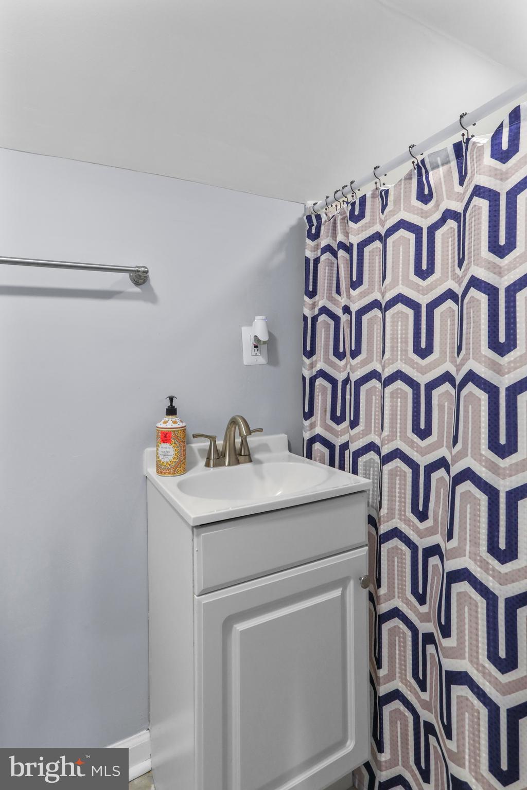 14121 Ritchie Road Cascade, MD 21719 - Photo 26 of 56 Upstairs Bathroom