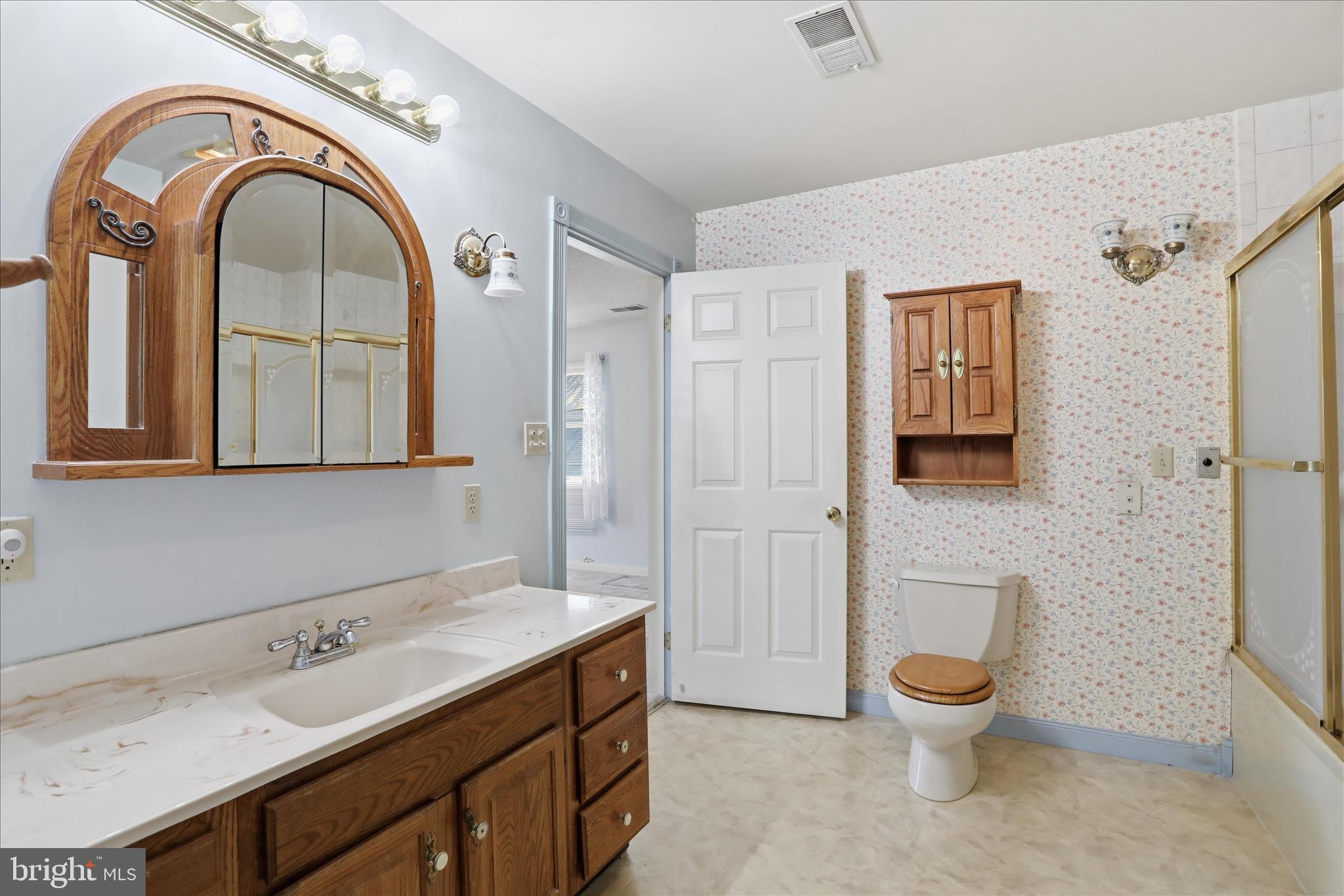 11728 White Hall Road Smithsburg, MD 21783 - Photo 12 of 66 Shared Bathroom from bedroom and hallway