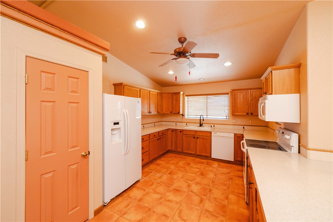 16722 Lawton Road Yucca, AZ 86438 - Photo 10 of 76 Kitchen