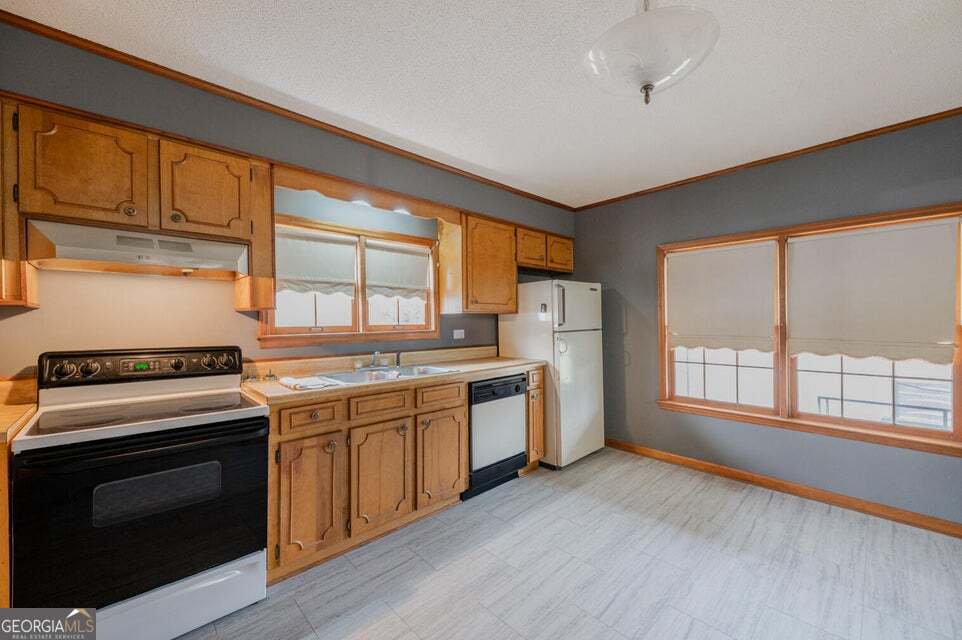 626 Greenbush Road LaFayette, GA 30728 - Photo 15 of 53 a kitchen with a stove a sink and a refrigerator