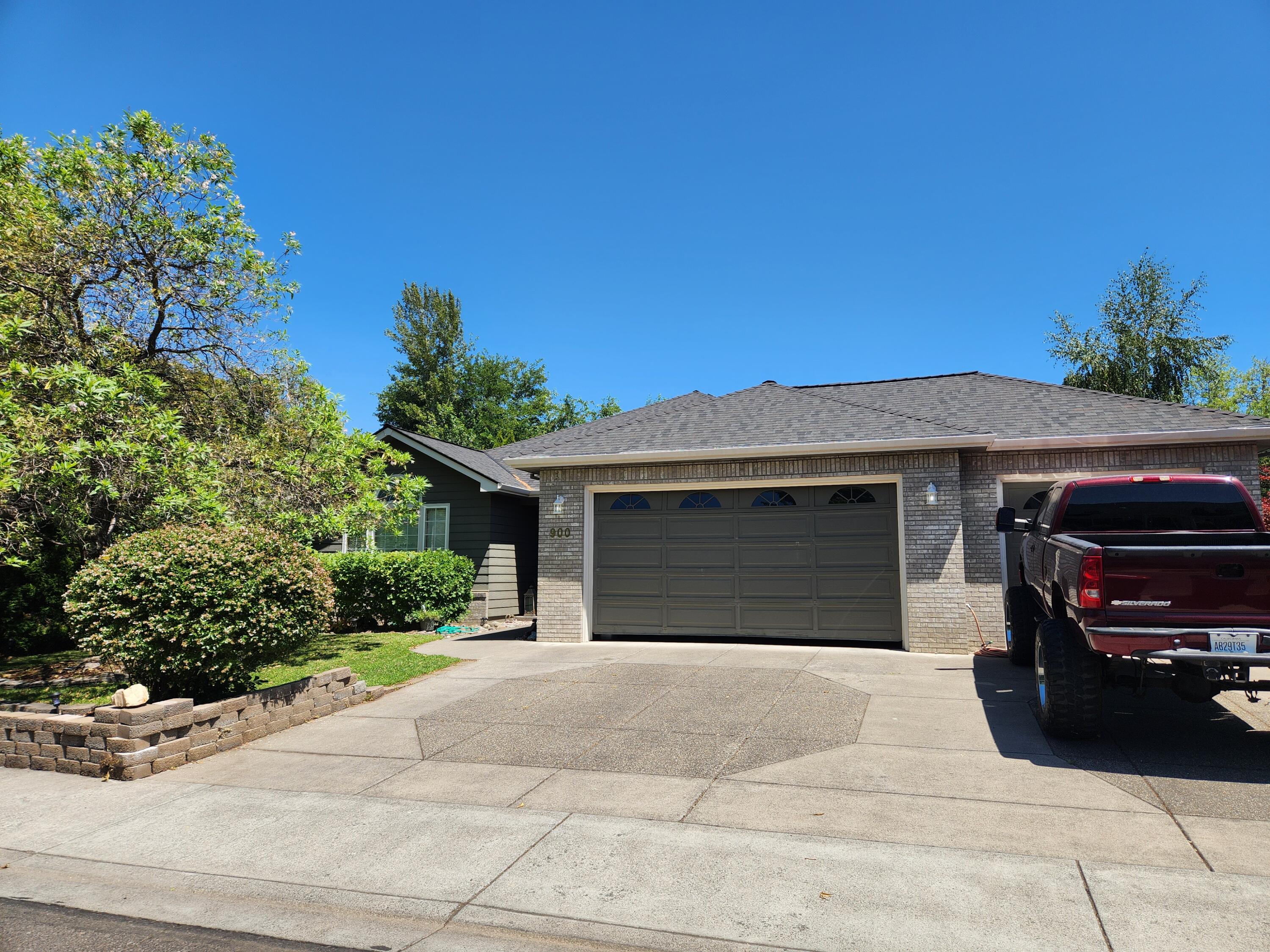 900 Mendolia Way Central Point, OR 97502 - Photo 5 of 49 4