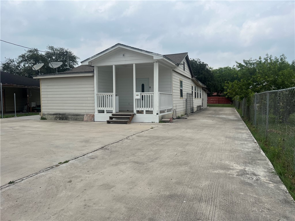 205 West 3rd Street Alice, TX 78332 - Photo 1 of 19